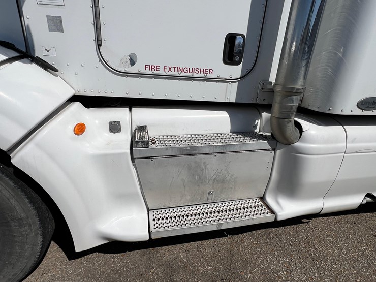 2011-peterbilt-386-image-17