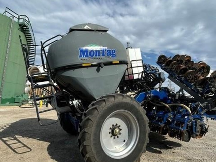 aguru-12-row-strip-till-bar6430-vertical-fold-toolbar-400-series-rowcrop-chassis-9t-montag-tank-image-6