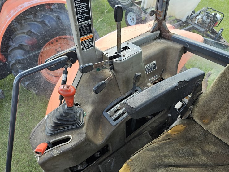 2015-kubota-m108s-image-12