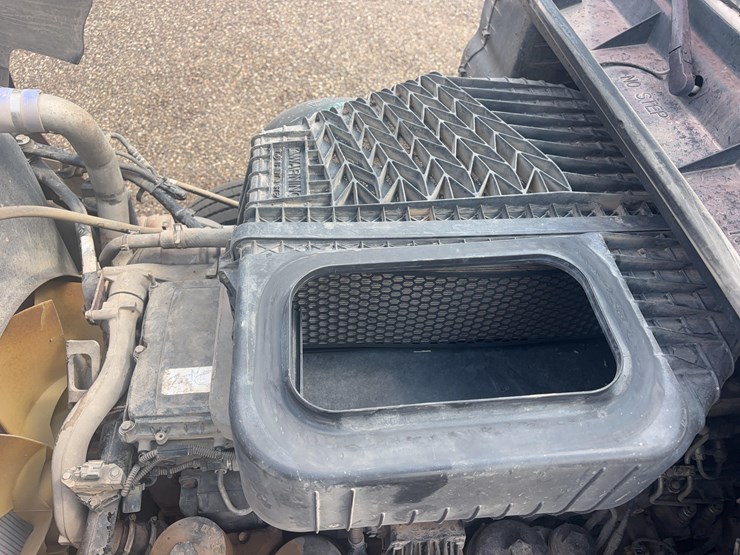 2015-freightliner-122sd-semi-image-22