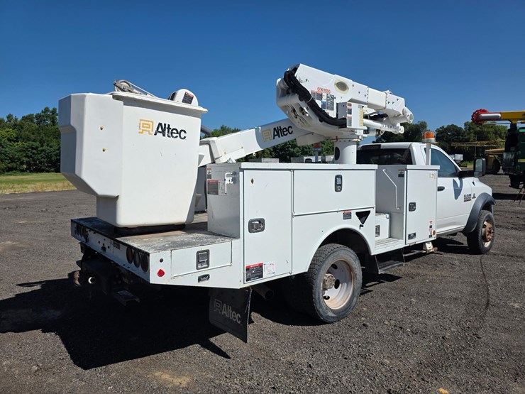 dodge-5500-bucket-truck.-image-2