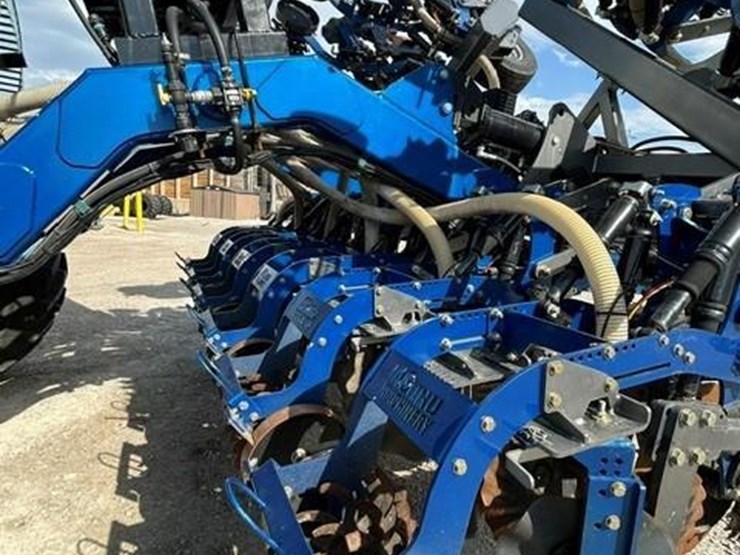 aguru-12-row-strip-till-bar6430-vertical-fold-toolbar-400-series-rowcrop-chassis-9t-montag-tank-image-8