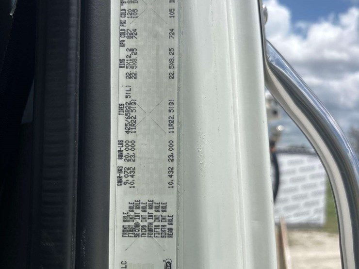2015-freightliner-114sd-image-6