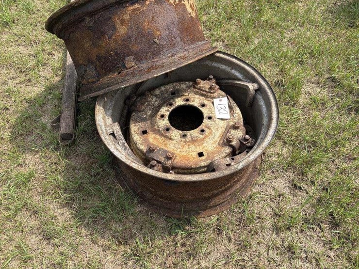 allis-chalmers-d15-rear-wheel-rims---rough-shape-image-3
