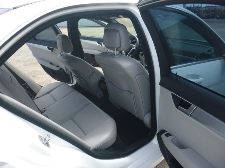 2014-mercedes-c250-sedan-image-8