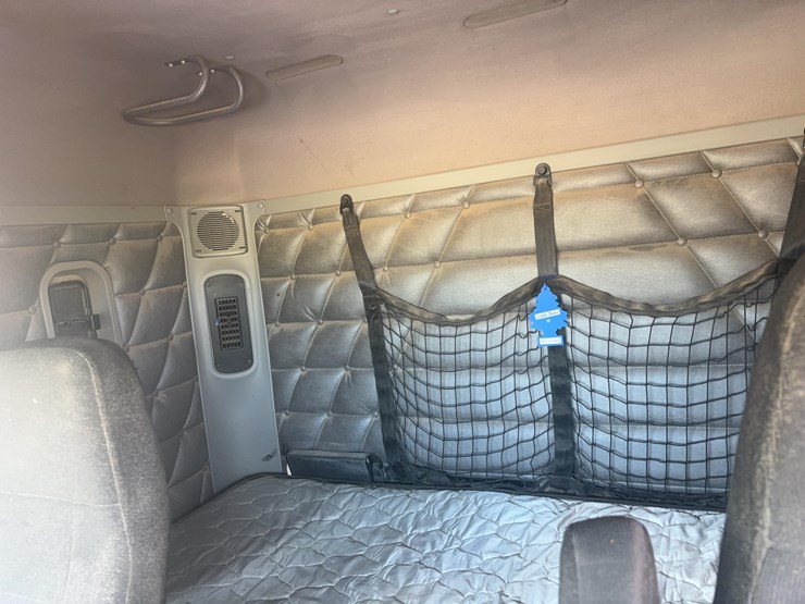2015-freightliner-122sd-semi-image-31