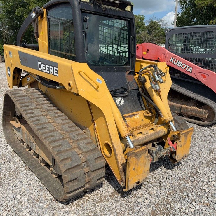 JOHN DEERE SKID STEER