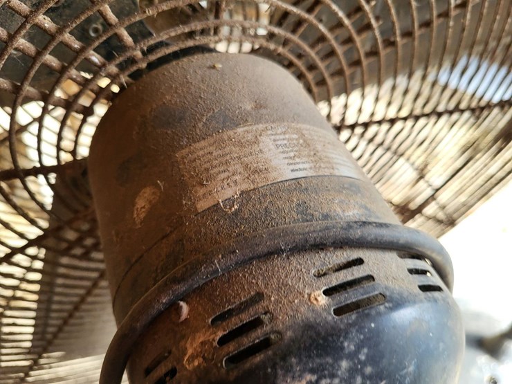(3)-32"-livestock-fans-w/stands-and-electric-motor-image-11