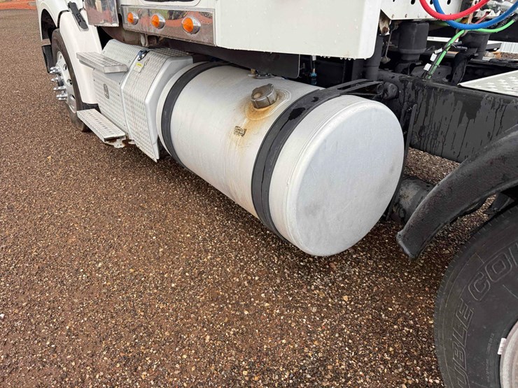 2018-freightliner-semi-image-25