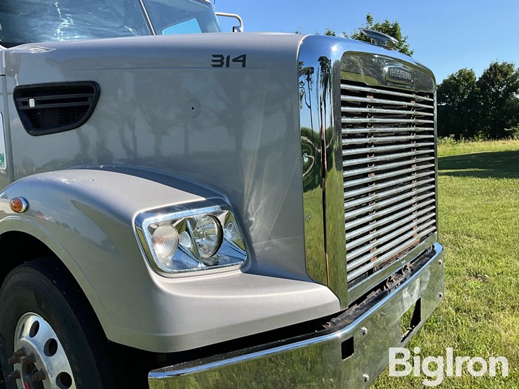 2016-freightliner-122sd-image-18
