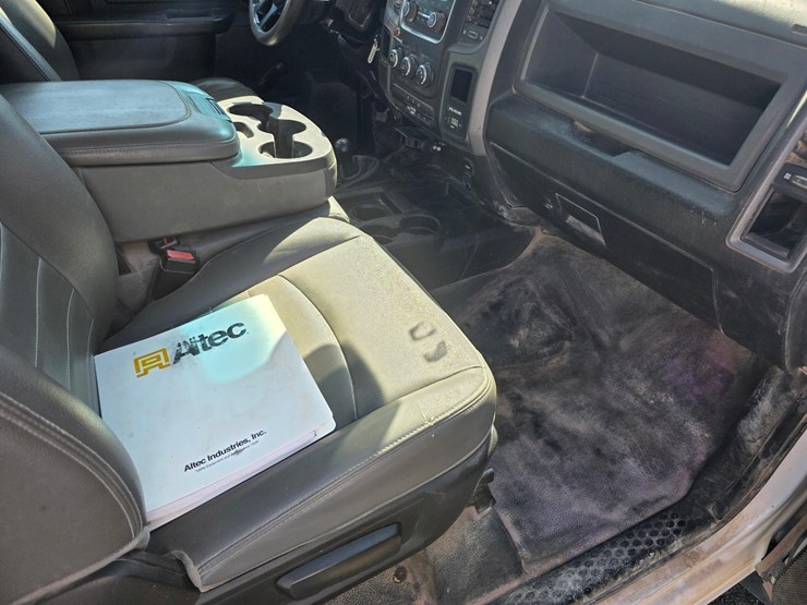 dodge-5500-bucket-truck.-image-19