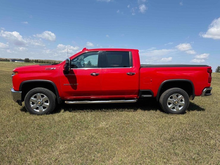 2022-chevrolet-3500-image-2