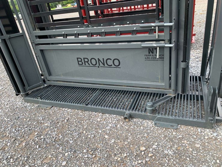 nt-bronco-squeeze-chute-image-10