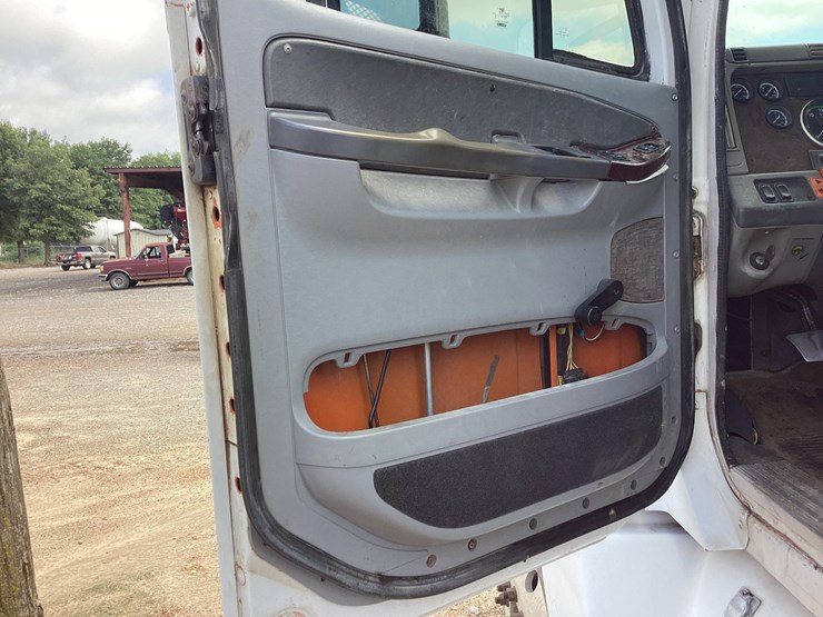 2006-freightliner-cst120-image-31