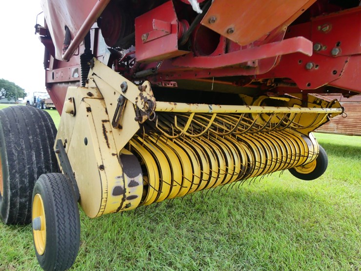 new-holland-br740-image-7
