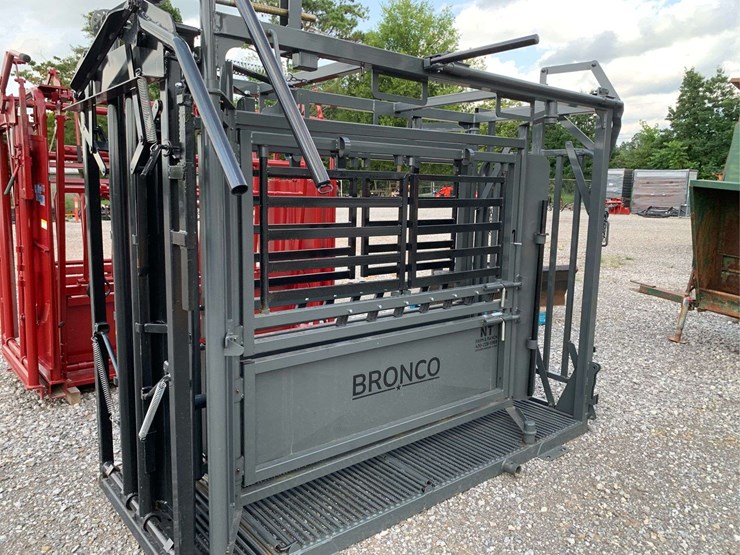 nt-bronco-squeeze-chute-image-11