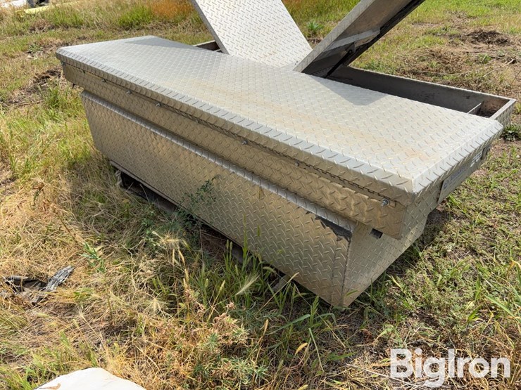 adrian-steel-aluminum-diamond-tread-toolboxes-image-14