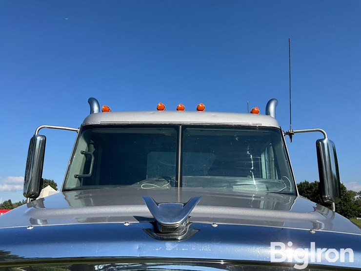 2016-freightliner-122sd-image-12