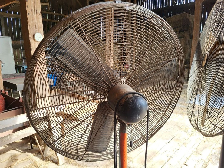 (3)-32"-livestock-fans-w/stands-and-electric-motor-image-10