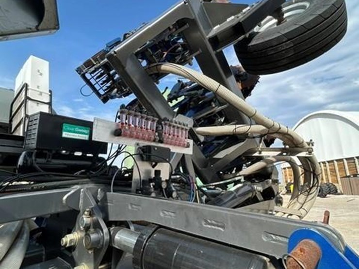 aguru-12-row-strip-till-bar6430-vertical-fold-toolbar-400-series-rowcrop-chassis-9t-montag-tank-image-12