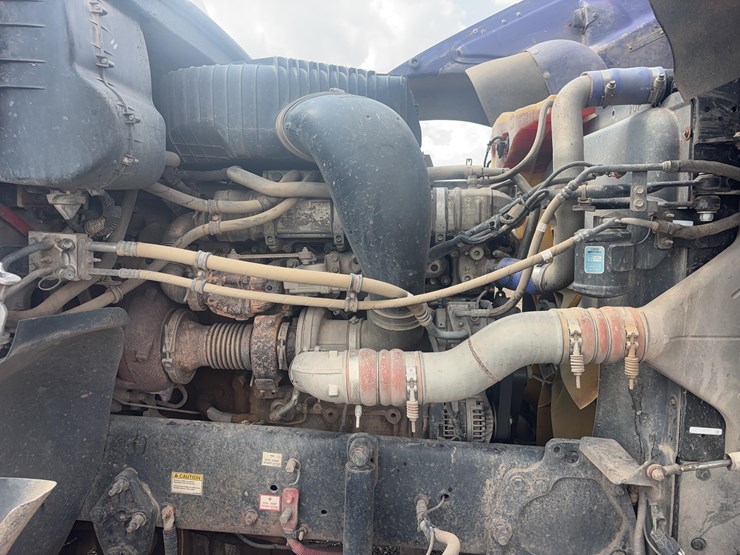 2015-freightliner-122sd-semi-image-23