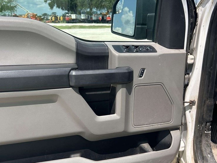 2017-ford-f150-image-16