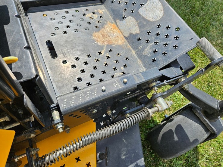 #6889-•-cub-cadet-"-the-tank"-zero-turn-mower-image-12