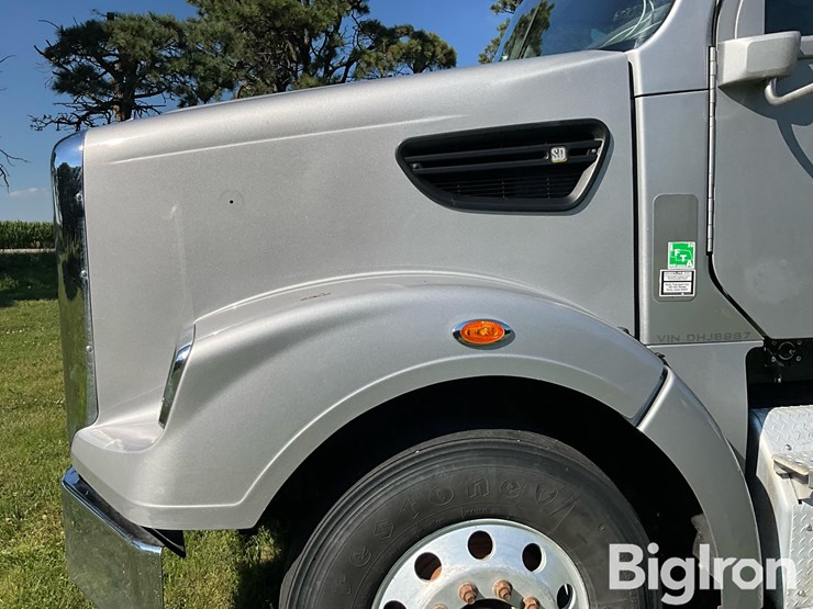 2016-freightliner-122sd-image-14