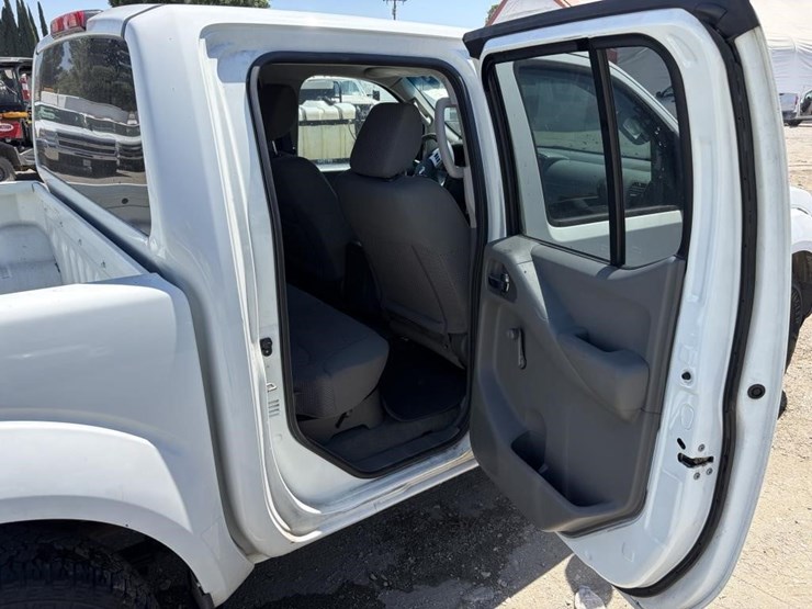 2015-nissan-frontier-image-10