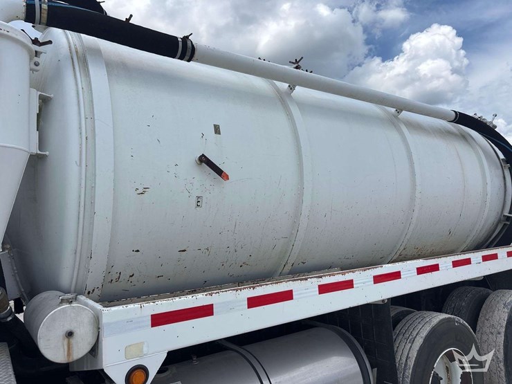 2015-freightliner-114sd-image-23