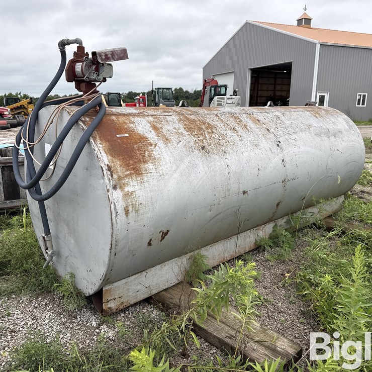 1,000 Gal Fule Tank w/ Pump