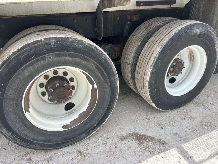 2015-freightliner-114sd-image-30