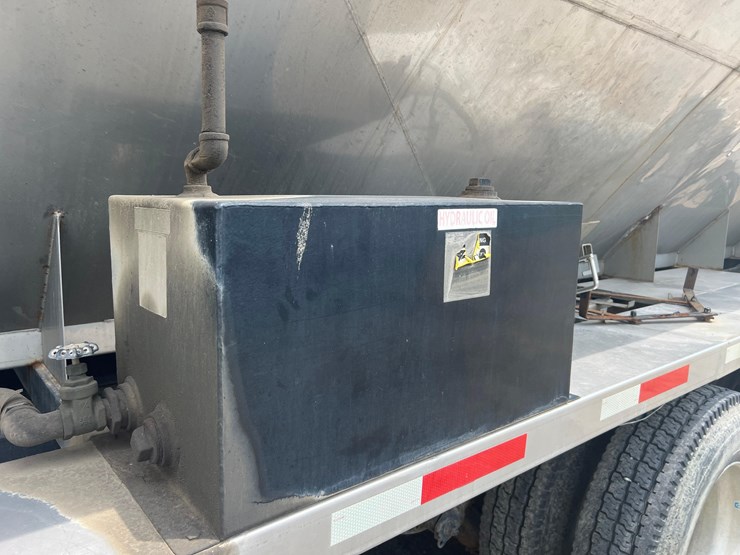 mack-cxu-tender-truck-image-30