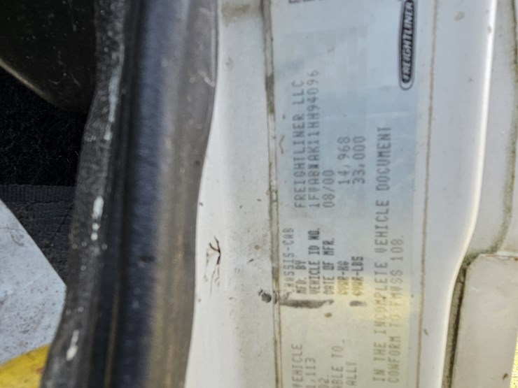 2001-freightliner-fl80-image-14
