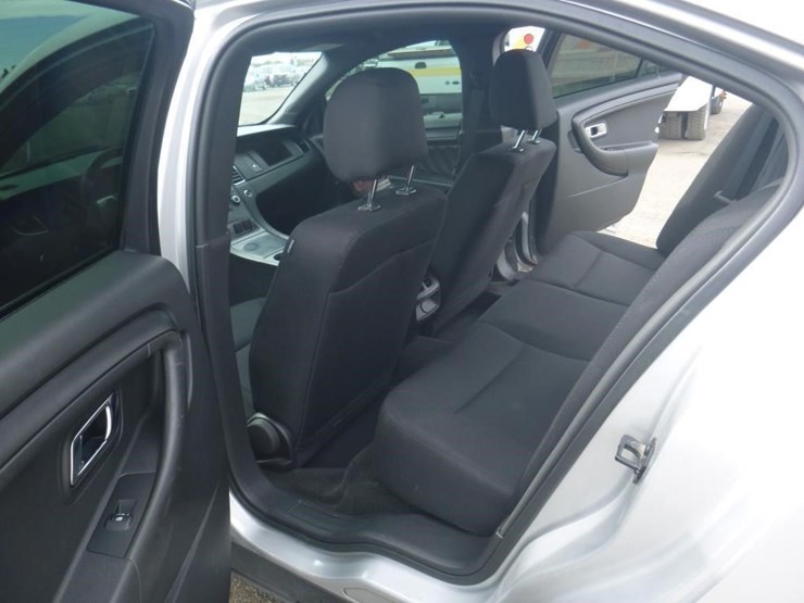 2015-ford-taurus-sedan-image-7