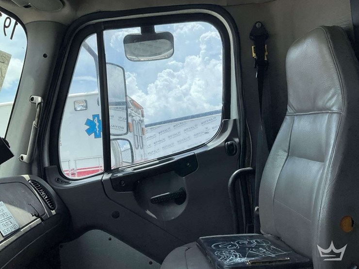 2004-freightliner-m2-106-image-20