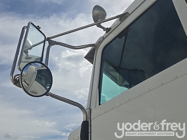 2012-peterbilt-348-image-79