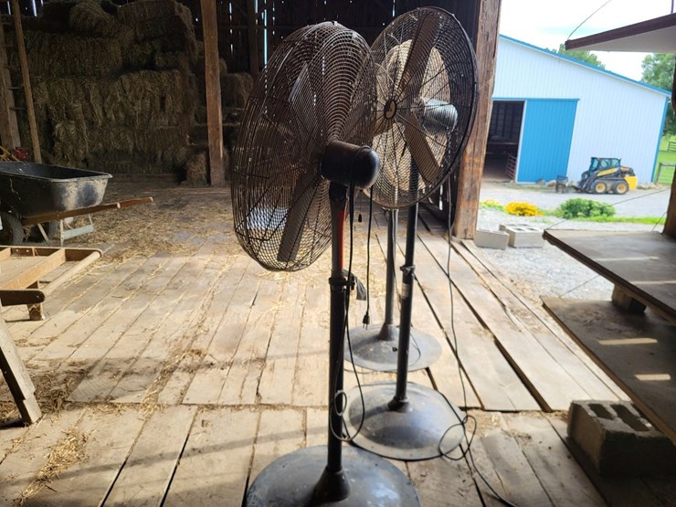 (3)-32"-livestock-fans-w/stands-and-electric-motor-image-3