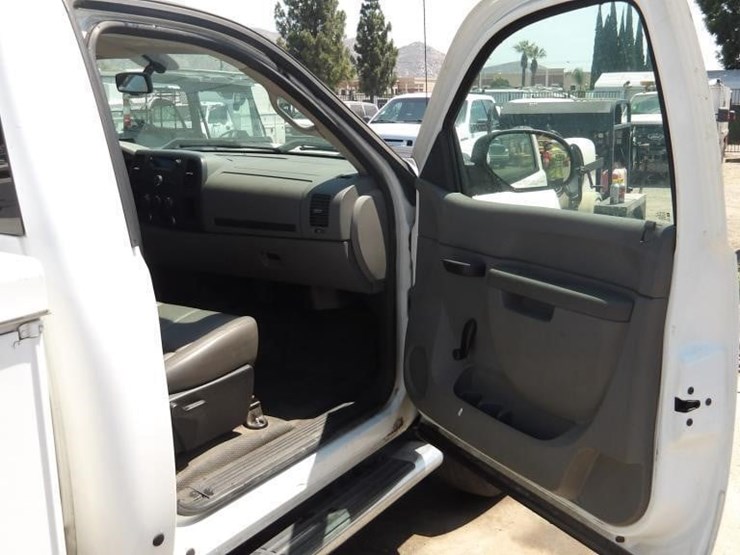 2011-chevrolet-silverado-2500-image-13