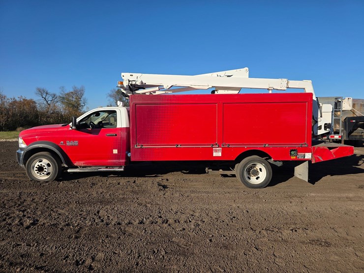 2017-ram-5500-bucket-truck-image-6