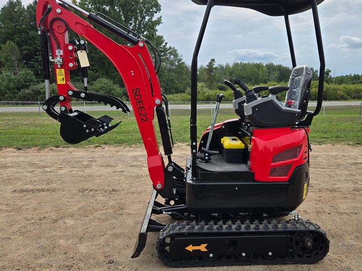#2016-•-sdee22-diesel-mini-excavator-image-1