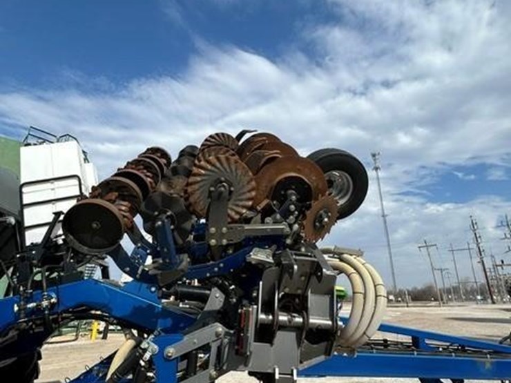 aguru-12-row-strip-till-bar6430-vertical-fold-toolbar-400-series-rowcrop-chassis-9t-montag-tank-image-10