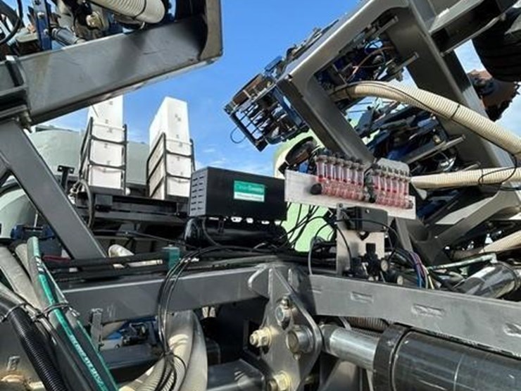 aguru-12-row-strip-till-bar6430-vertical-fold-toolbar-400-series-rowcrop-chassis-9t-montag-tank-image-11