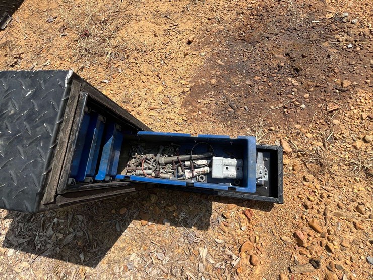 aux-fuel-tank-with-tool-box-on-top-image-11