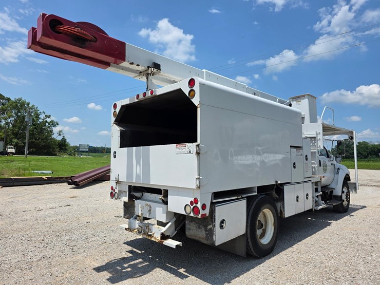 f750-bucket-truck-image-5