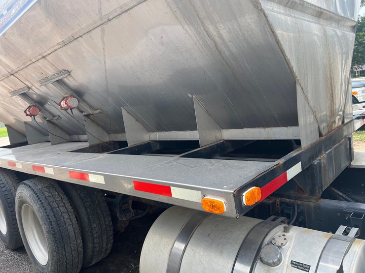 mack-cxu-tender-truck-image-19
