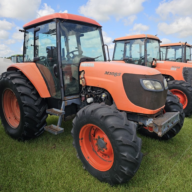 2015 KUBOTA M108S