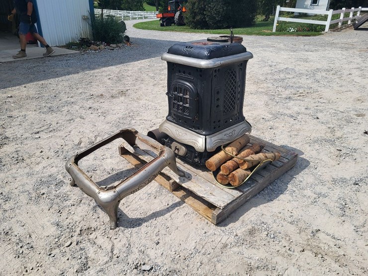 brilliant-the-wemble-co.--no-16-176-cast-wood-burning-stove-image-3