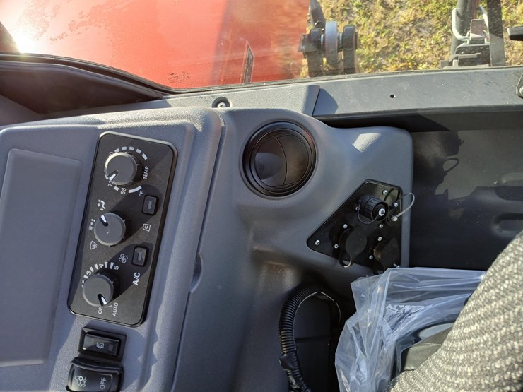 2023-kubota-m7-174-image-7
