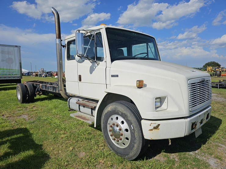 2001-freightliner-fl80-image-1